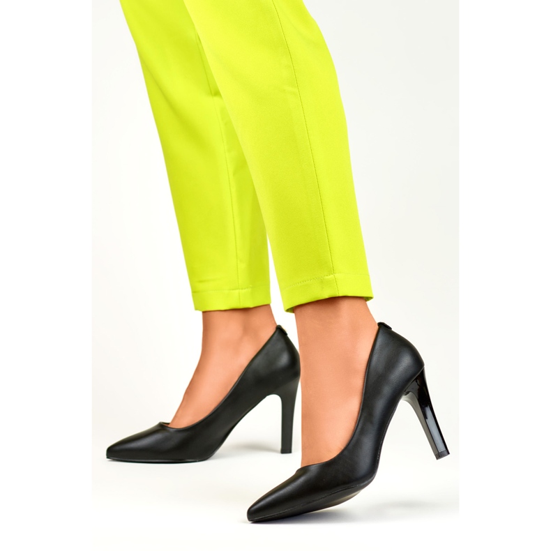 Schwarze Pumps mit dickem Stilettoabsatz 1