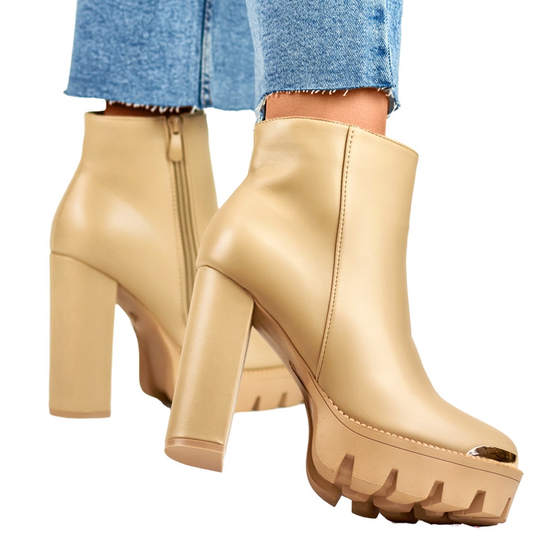 Beigefarbene hohe Damenstiefeletten mit dickem Absatz 1