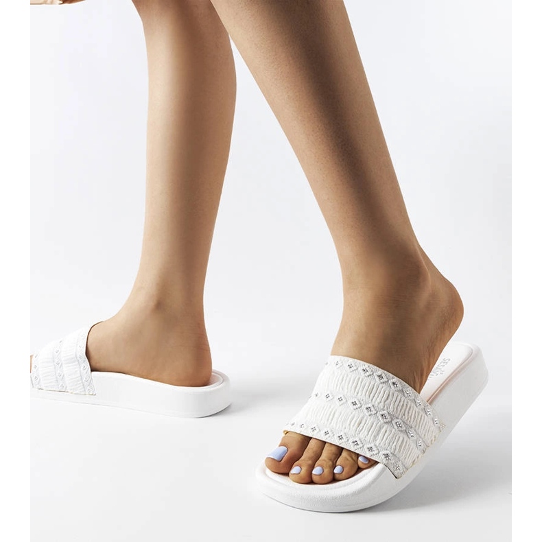 Weiße Slider mit Rüschen verziert von Ernest 2