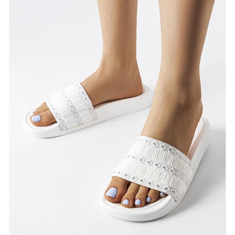 Weiße Slider mit Rüschen verziert von Ernest 1