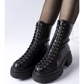 Schwarze isolierte Stiefel mit Amla-Bindung verziert 1