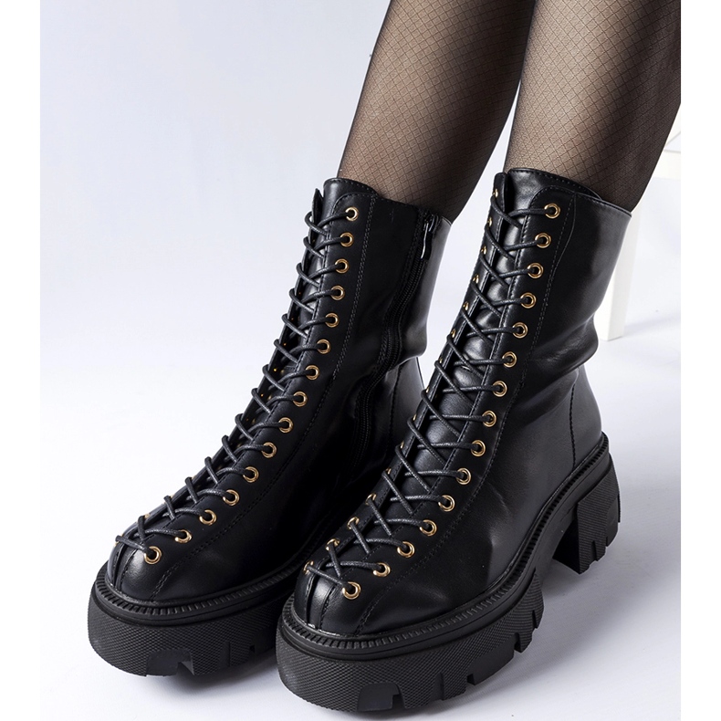 Schwarze isolierte Stiefel mit Amla-Bindung verziert 1