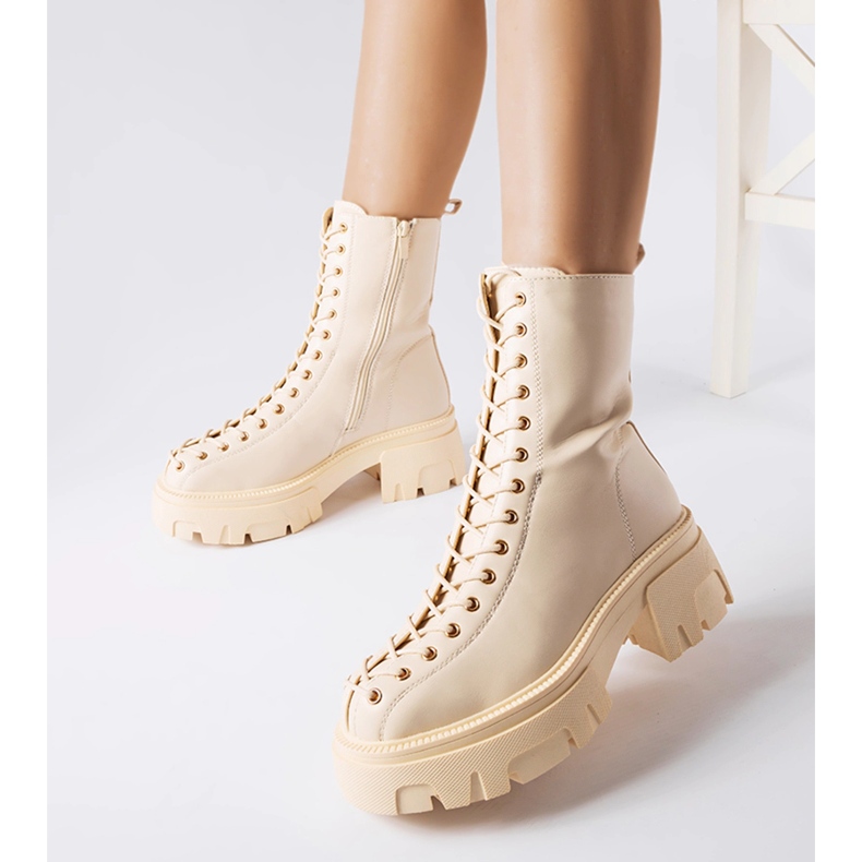 Beige isolierte Bovver-Stiefel mit Amla-Bindung verziert 1