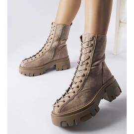 Braune Stiefel mit Amol-Bindung verziert 1