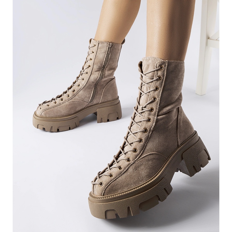 Braune Stiefel mit Amol-Bindung verziert 1