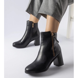 Schwarze isolierte klassische Edilio-Stiefeletten 1