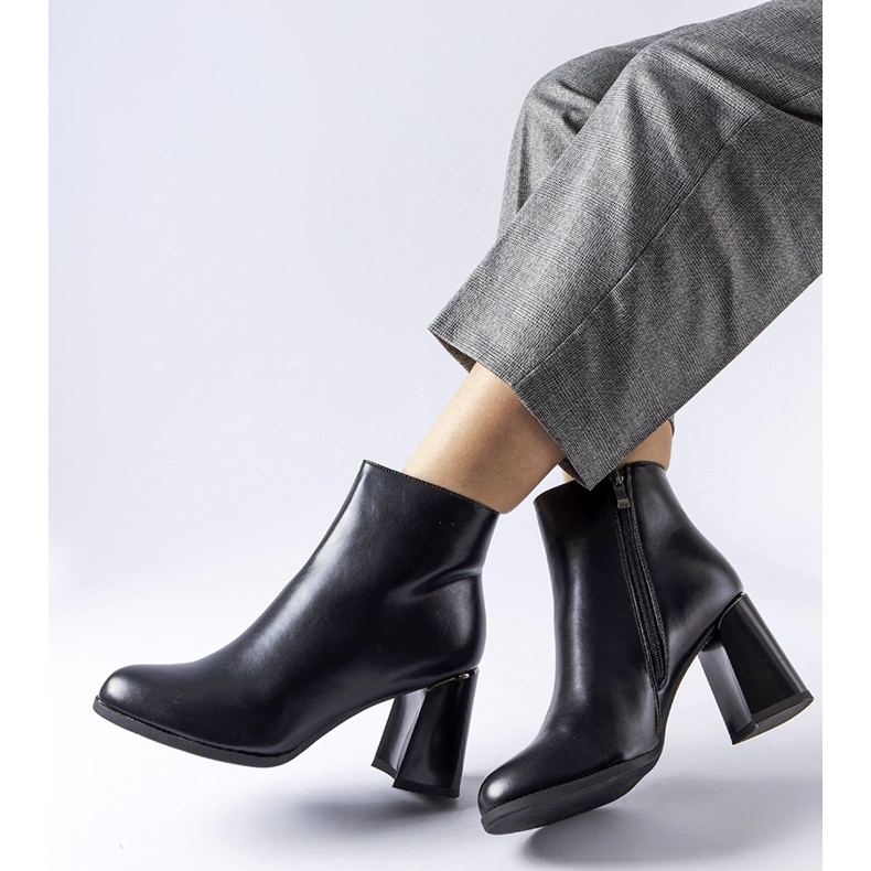 Schwarze isolierte Stiefeletten mit dekorativem Clivi-Absatz 1