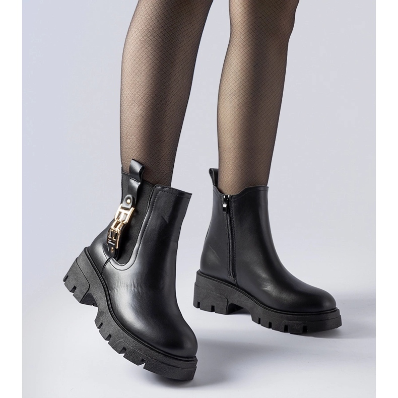 Schwarze, massive Stiefeletten mit dekorativer Nuovo-Schnalle 1