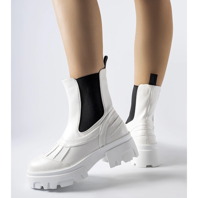 Weiße, massive, isolierte Carruba-Arbeiter 1