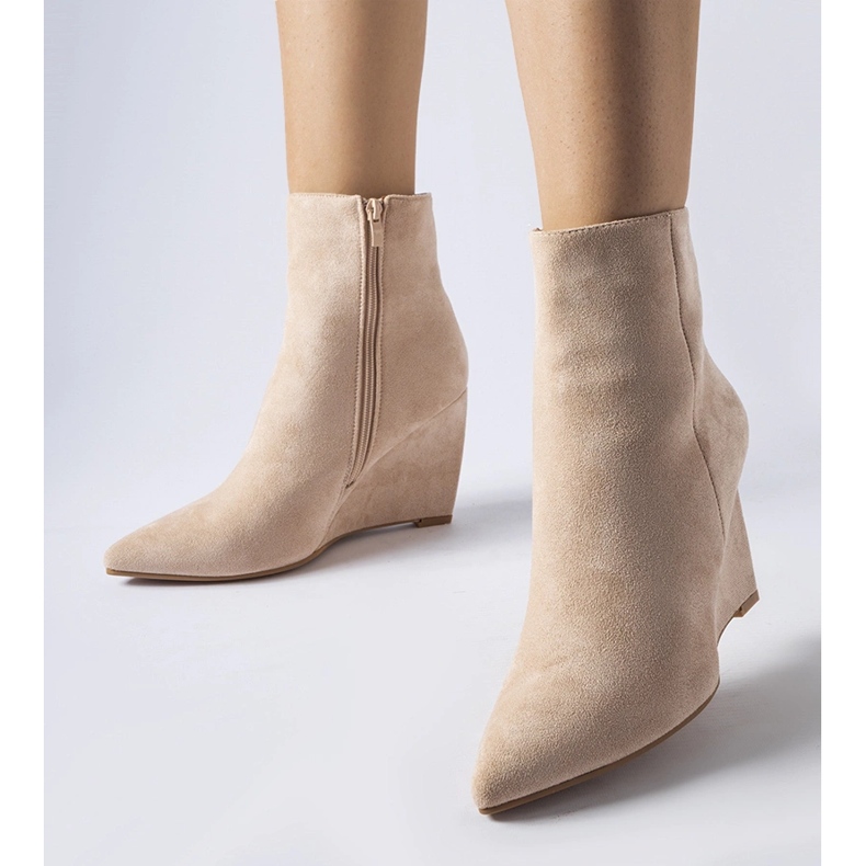 Beige spitze Keilstiefel von Aprutino 1