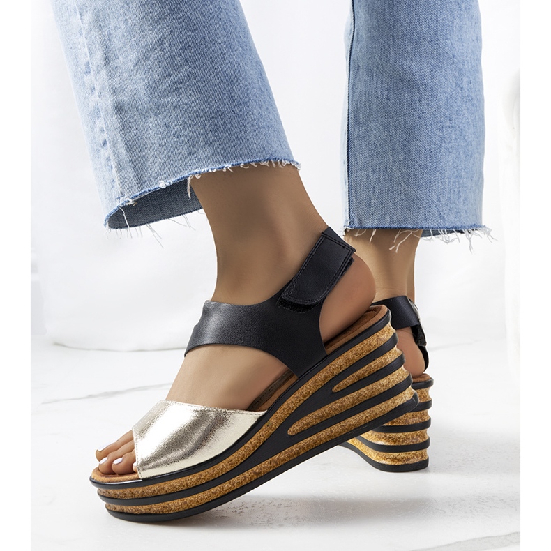 Goldene Espadrilles auf Burley-Wedges 1