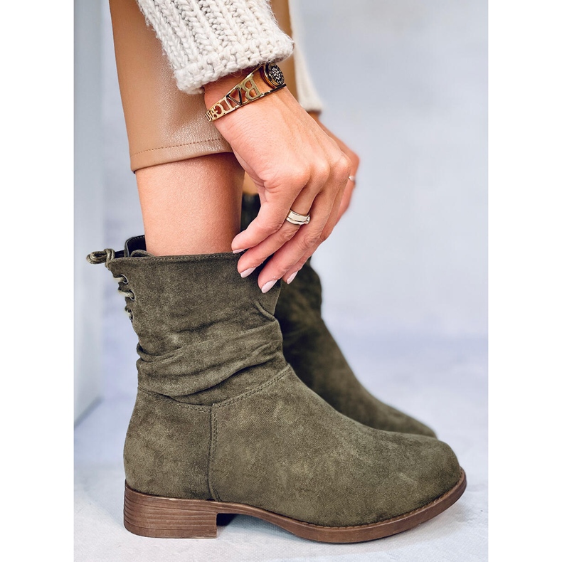Theda Grüne flache Stiefel aus Wildleder 2