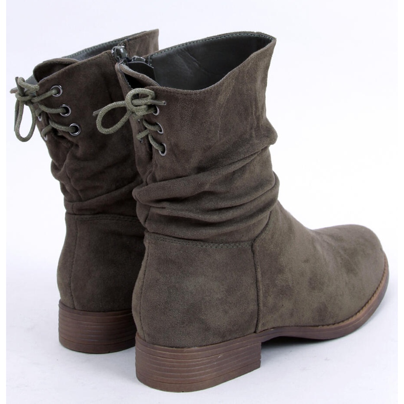 Theda Grüne flache Stiefel aus Wildleder 1