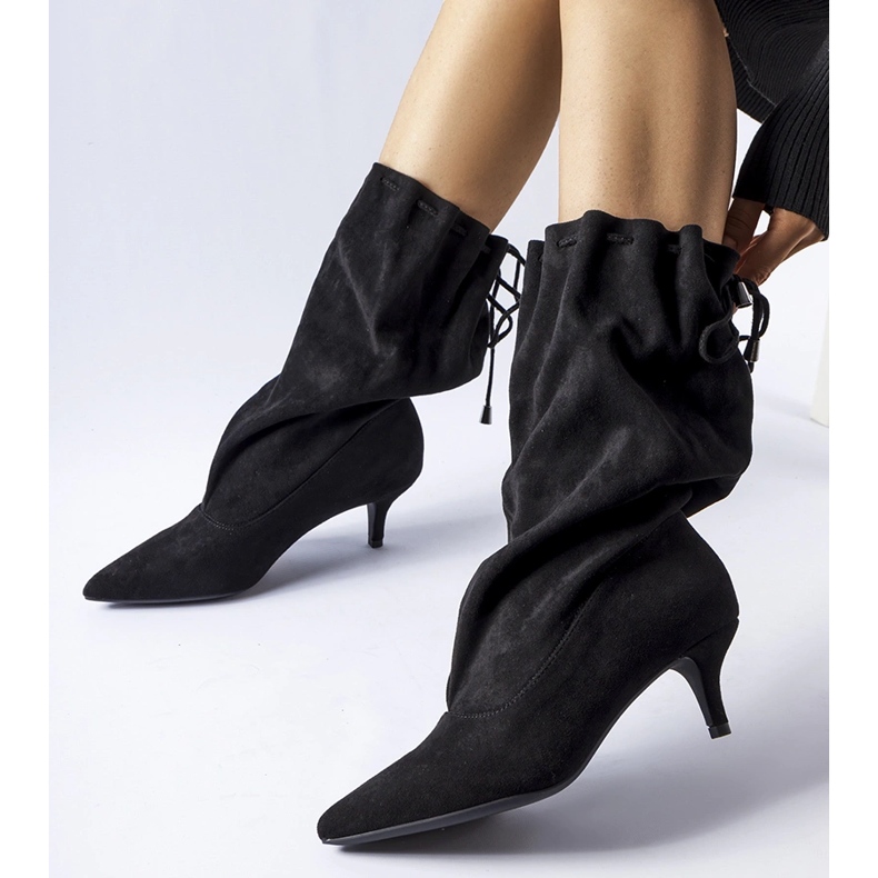 Schwarze Slip-on-Stiefel aus Öko-Wildleder mit hohem Absatz 1