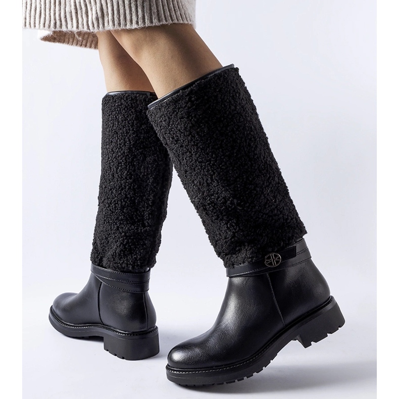 Schwarze Stiefel, verziert mit Plains-Fell 1