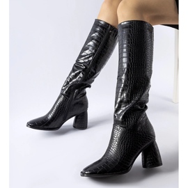 Schwarze Stiefel mit Council-Prägung verziert 1