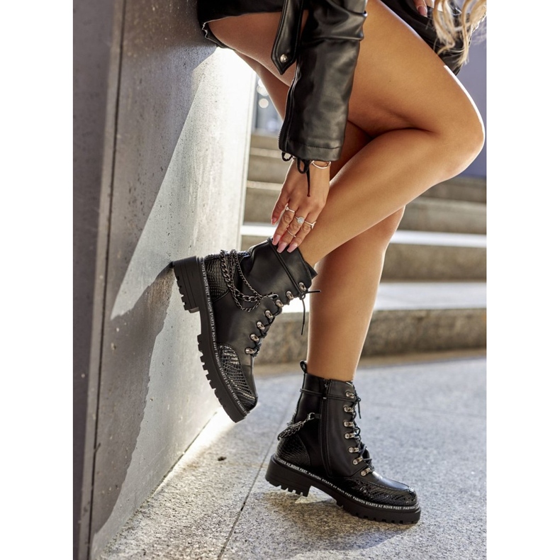 S.Barski Isolierte Arbeiter mit Ketten, schwarz 3