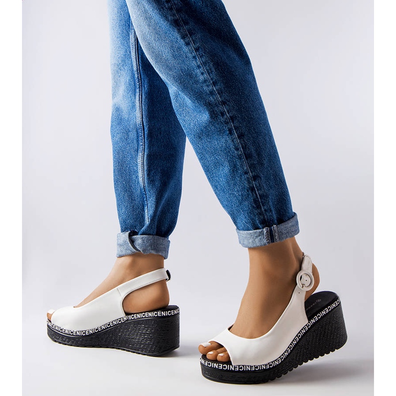 Elda weiße Keilsandalen 1