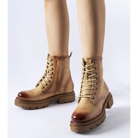 Dunkelbeige Stiefel mit Animal-Print von Suviana 1