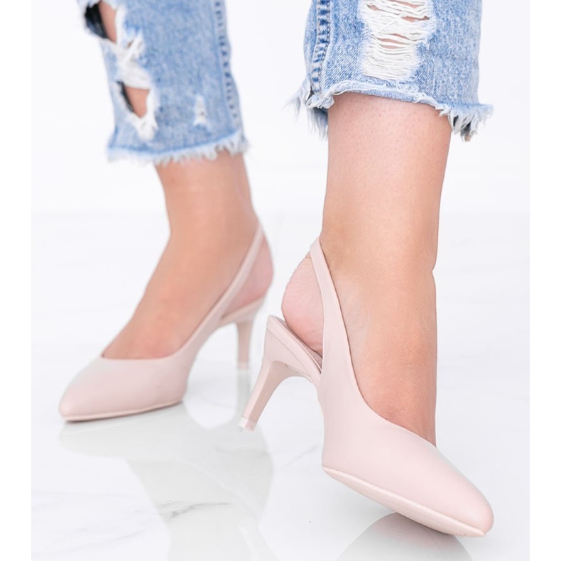 Beige Pumps an einer Anstecknadel von Elen 1