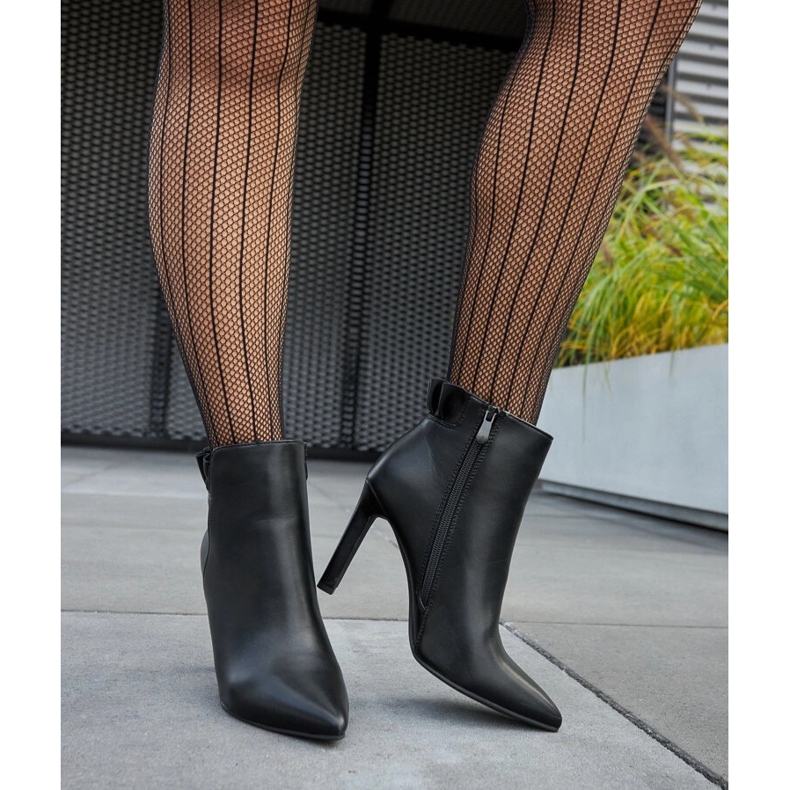 Schwarze Stiefeletten mit Rüschen auf einem Roger-Stiletto 1