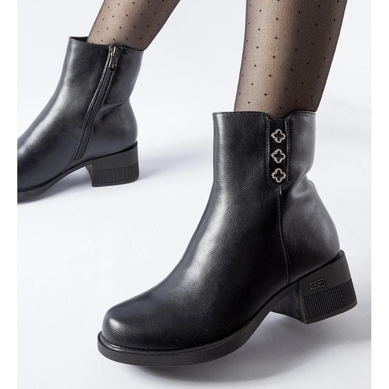 Schwarze isolierte Stiefeletten mit Insignia-Strasssteinen 1