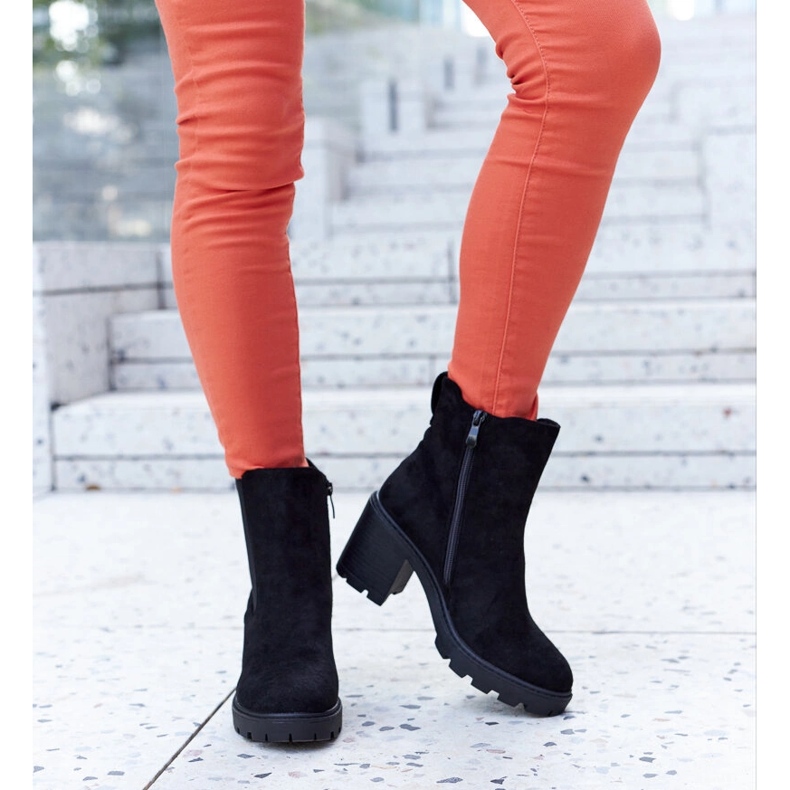 Schwarze, isolierte Stiefeletten aus Öko-Wildleder von Caio 1