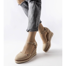 Beigefarbene Espadrilles mit Keilabsatz von Adelinda 1