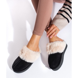 SHELOVET Flauschige schwarze Stofftiere auf einer Plattform 1