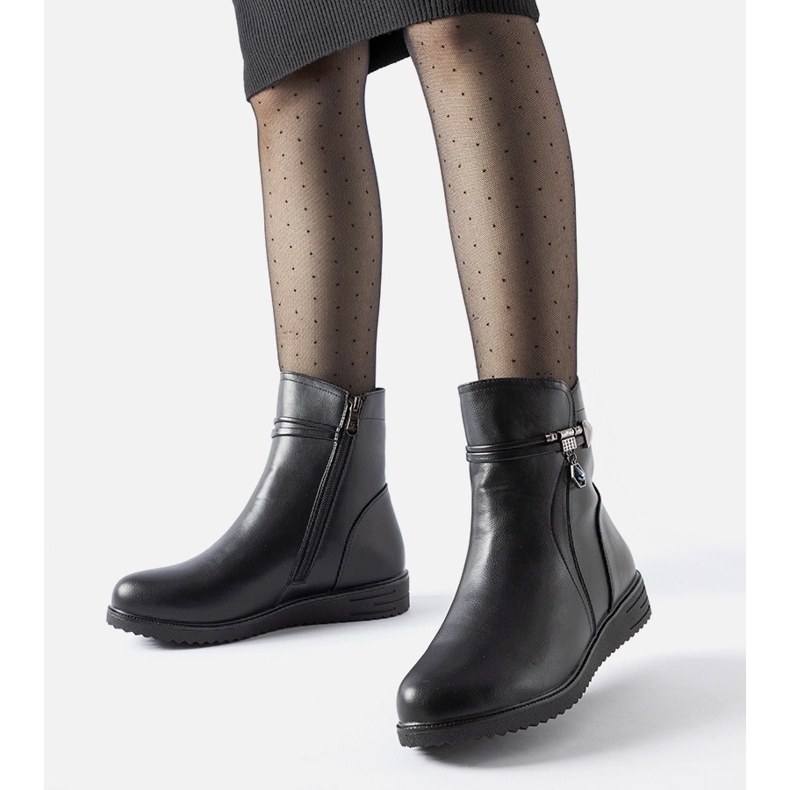 Schwarze isolierte Stiefeletten mit dekorativem Nola-Anhänger 1