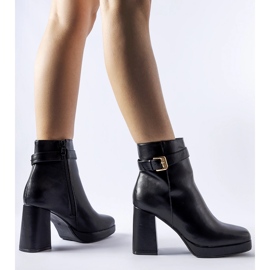 Schwarze isolierte klassische Caio-Stiefeletten mit hohen Absätzen 1