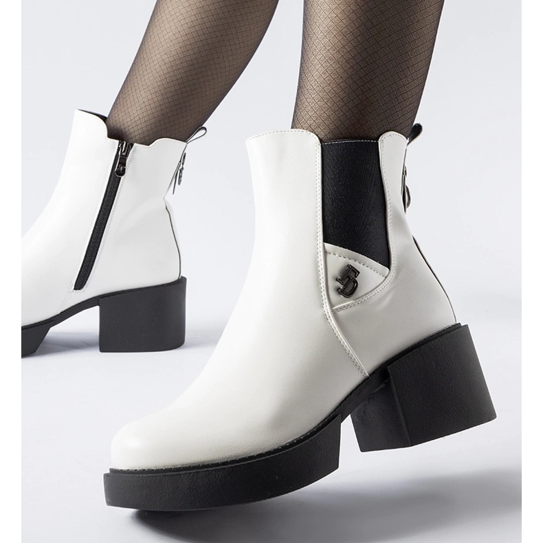 Weiße isolierte Stiefel mit massivem Block 1