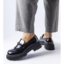 Schwarze Lack-Loafer mit Schnalle von Agordina 1