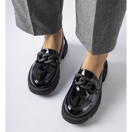 Schwarze Lack-Loafer mit Suelli-Kette 2