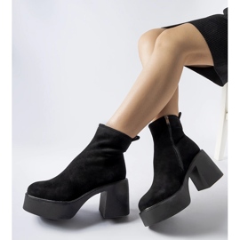 Schwarze, massive Stiefeletten aus Öko-Wildleder 1