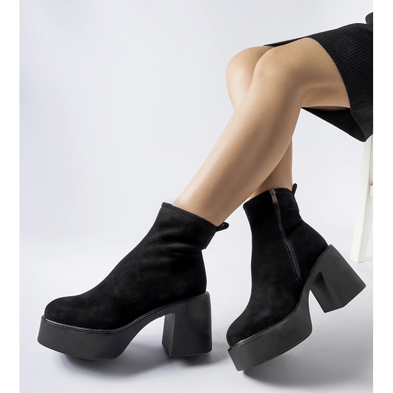 Schwarze, massive Stiefeletten aus Öko-Wildleder 1