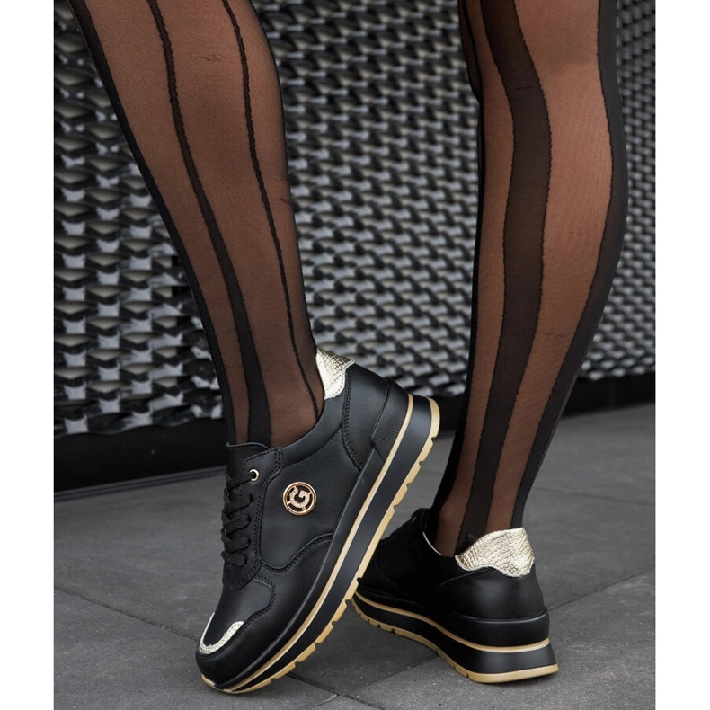 Schwarze Lederschuhe mit Strasssteinen 1