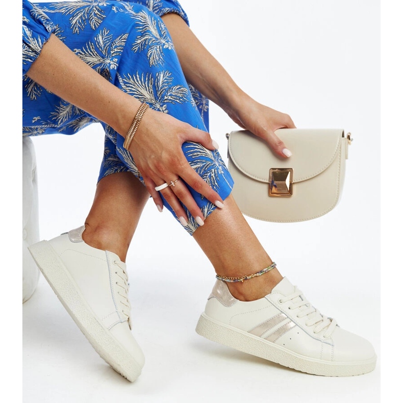 Beigefarbene Schnürsneaker aus Leder 1