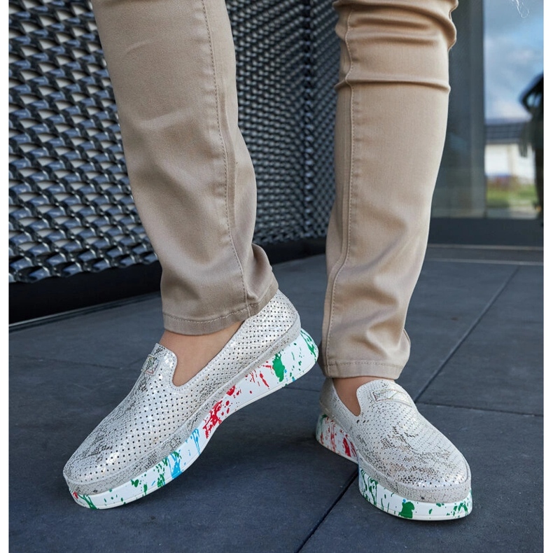 Beigefarbene Schuhe mit buntem Keilabsatz 1