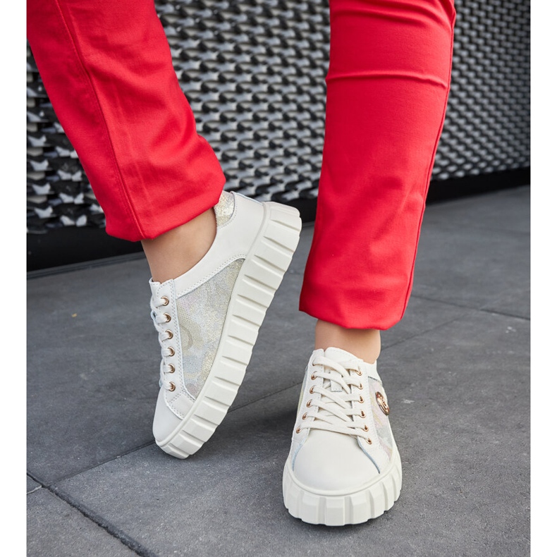 Beigefarbene Ledersneaker mit Strasssteinen 2