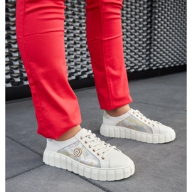 Beigefarbene Ledersneaker mit Strasssteinen 1