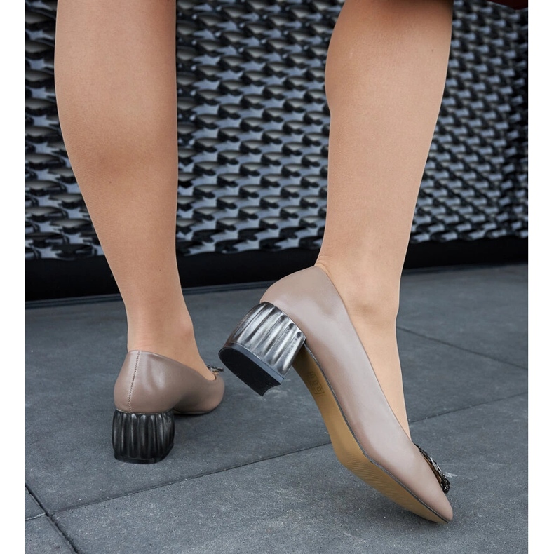 Braune Pumps mit quadratischer Spitze 1