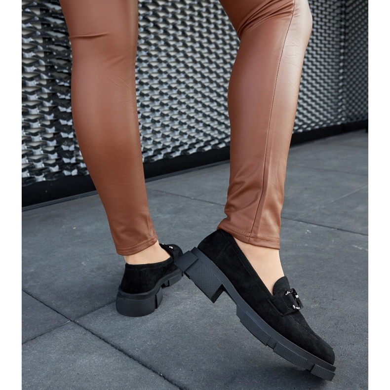 Schwarze massive Mokassins mit Schnalle 1