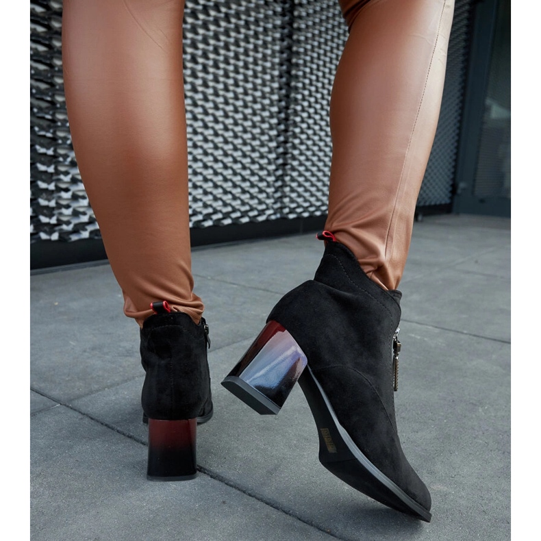 Schwarze Stiefeletten mit Lackabsatz 1