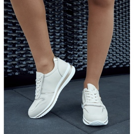 Beigefarbene Ledersneaker mit Strasssteinen 1