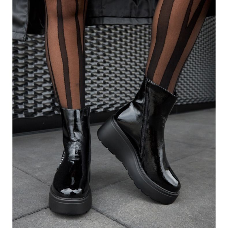 Schwarze, isolierte Keilstiefel 1