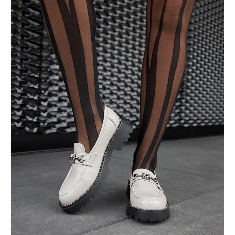 Graue Lack-Loafer mit Strasssteinen 1