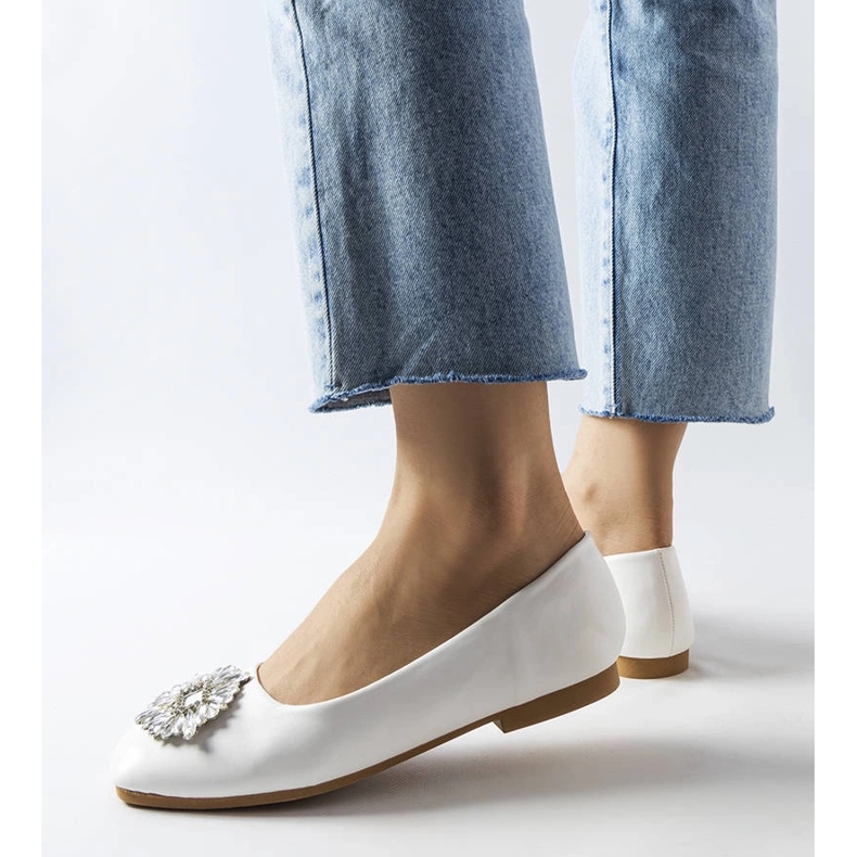 Weiße Ballerinas mit Miren-Brosche 1