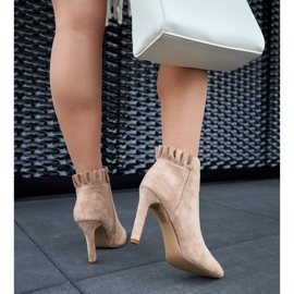 Beige Stiefeletten mit Rüschen auf einem Dolcelino-High-Heel 1