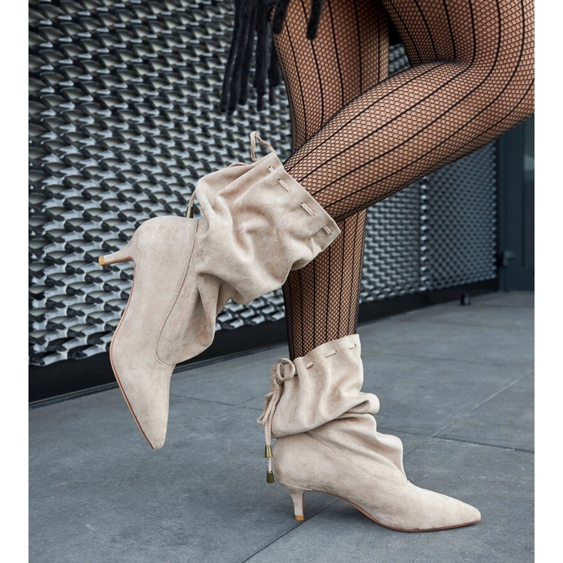 Niedrige Slip-On-Stiefel aus beigem Wildleder-Öko-Wildleder 1